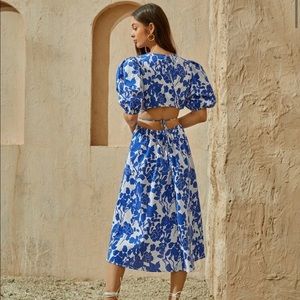 SHEIN Dress. Size 6/M. Floral dress. Elastic waist. Open back. Never worn